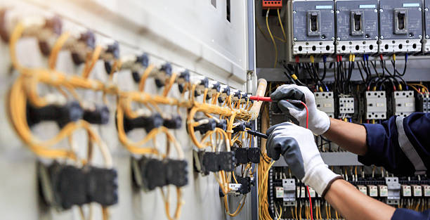 Professional Electrician technician working in Frontenac, KS